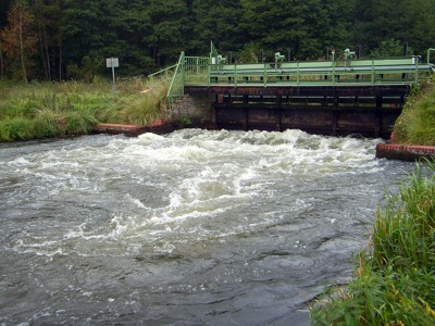 Wehr neben der Schleuse