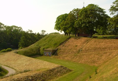 Wall und Wallgraben Wall und Wallgraben