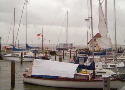 Segel vom Wind zerrissen