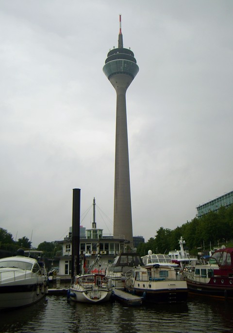 Marina Düsseldorf und Rheinturm
