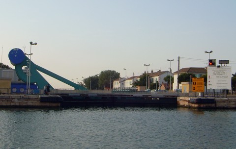 Hubbrücke und Schleuse Port St-Louis du Rhone Hubbrücke und Schleuse Port St-Louis du Rhone