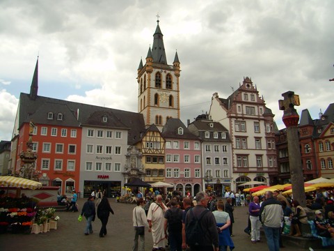 Trier - Hauptmarkt - Marktkreuz und Marktkirche St. Gangolf