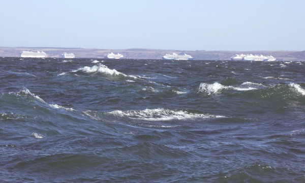 Kreuzfahrtschiffe vor Anker Kreuzfahrtschiffe ankern