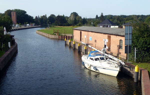 Warten vor der Hubbrücke in Grabow Warten vor der Hubbrücke in Grabow