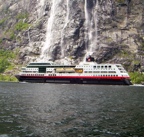 Midnatsol - Hurtigruten - Geirangerfjord Midnatsol - Hurtigruten - Geirangerfjord