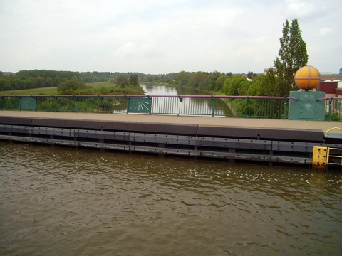 Mittellandkanal über der Weser