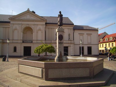 Simon-Dach-Brunnen mit der Bronzestatue des Ännchen von Tharau Simon-Dach-Brunnen mit der Bronzestatue des Ännchen von Tharau
