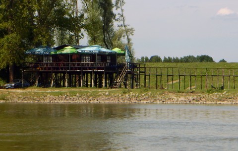 Häuser auf Stelzen an der Donau - Serbien Häuser auf Stelzen an der Donau - Serbien